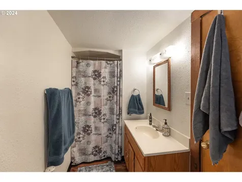 1589 Windy Creek Road Glendale OR 97442