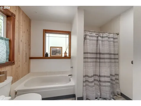 1589 Windy Creek Road Glendale OR 97442