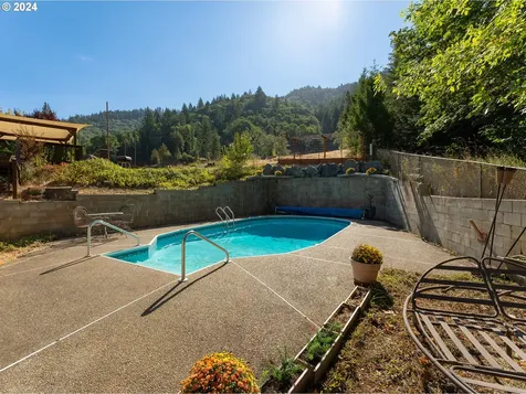1589 Windy Creek Road Glendale OR 97442