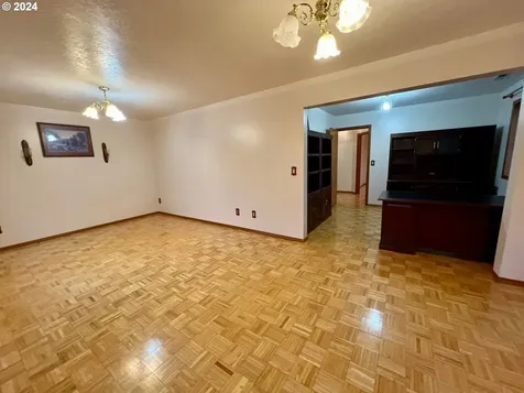 22 SE 119th Avenue Portland OR 97216