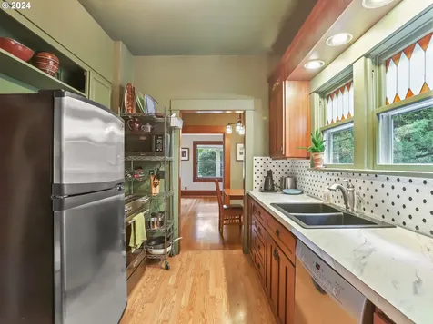 8424 SW 30th Avenue Portland OR 97219