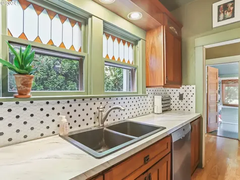 8424 SW 30th Avenue Portland OR 97219