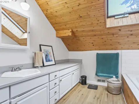 8424 SW 30th Avenue Portland OR 97219