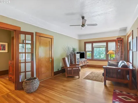 8424 SW 30th Avenue Portland OR 97219