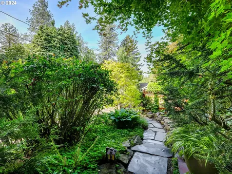 8424 SW 30th Avenue Portland OR 97219