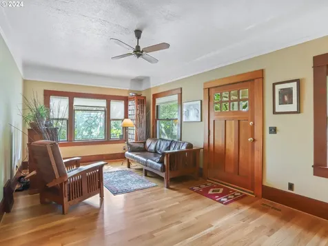8424 SW 30th Avenue Portland OR 97219