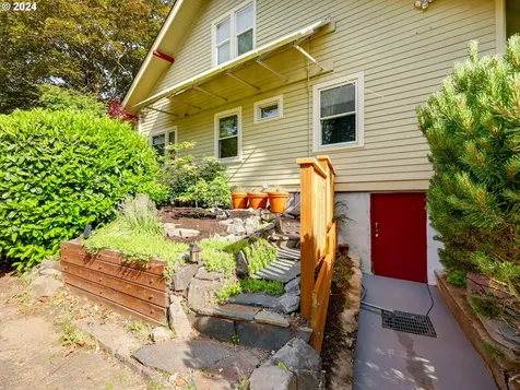 8424 SW 30th Avenue Portland OR 97219