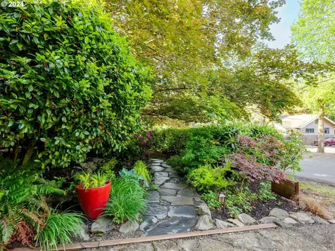 8424 SW 30th Avenue Portland OR 97219