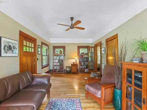 8424 SW 30th Avenue Portland OR 97219