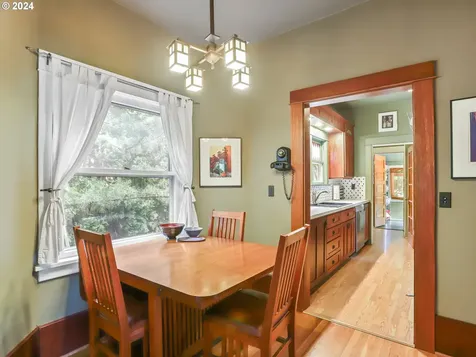 8424 SW 30th Avenue Portland OR 97219