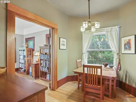 8424 SW 30th Avenue Portland OR 97219