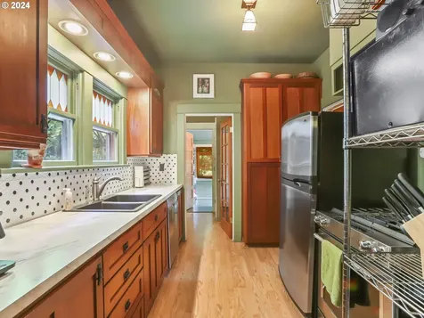 8424 SW 30th Avenue Portland OR 97219
