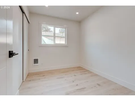 7027 SE Gladstone Street Portland OR 97206