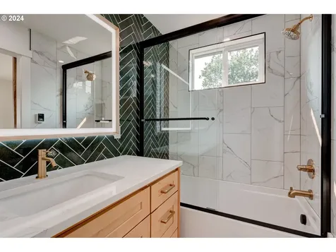7027 SE Gladstone Street Portland OR 97206