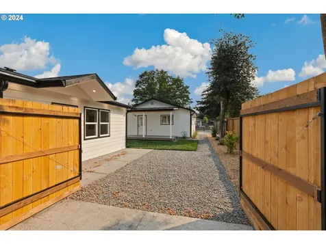 7027 SE Gladstone Street Portland OR 97206