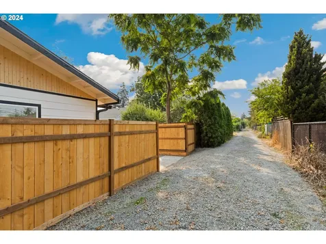 7027 SE Gladstone Street Portland OR 97206