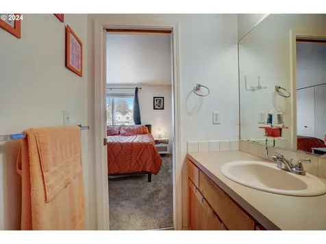 11821 Se Pine Street Portland OR 97216
