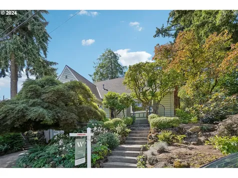 906 SW Chestnut Street Portland OR 97219