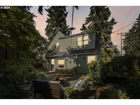 906 SW Chestnut Street Portland OR 97219