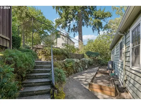 906 SW Chestnut Street Portland OR 97219