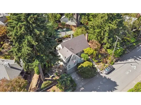 906 SW Chestnut Street Portland OR 97219
