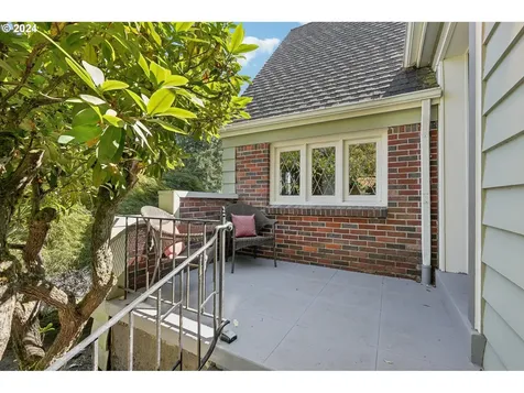 906 SW Chestnut Street Portland OR 97219