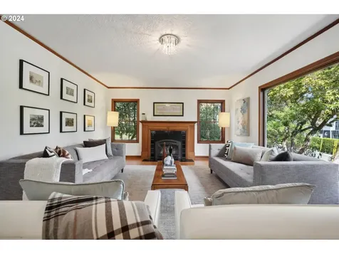 906 SW Chestnut Street Portland OR 97219