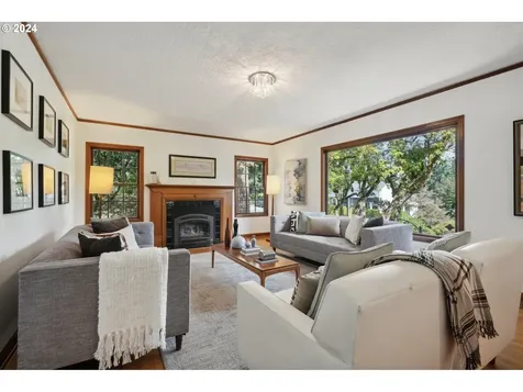 906 SW Chestnut Street Portland OR 97219
