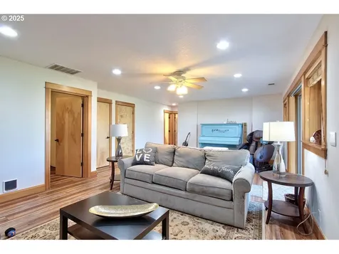 800 E Buttercup Street Yamhill OR 97148