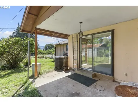 1990 Carter Road Hood River OR 97031