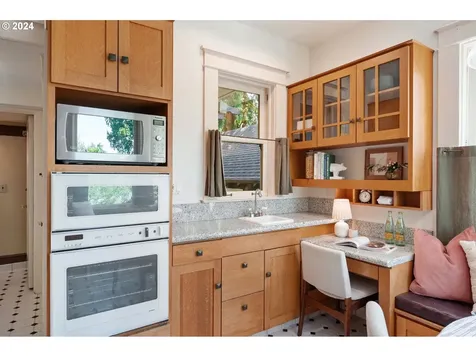 5606 SE Yamhill Street Portland OR 97215