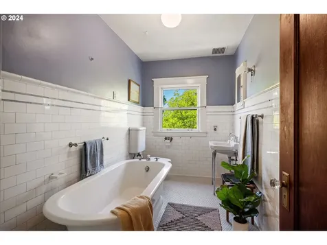 5606 SE Yamhill Street Portland OR 97215