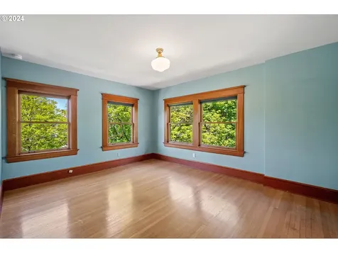5606 SE Yamhill Street Portland OR 97215