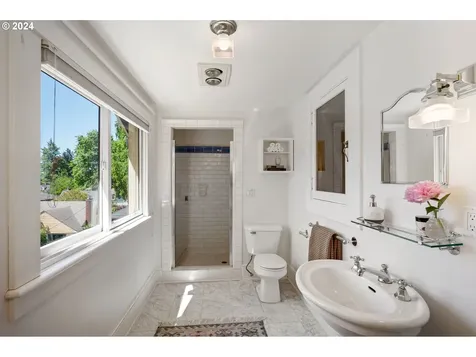 5606 SE Yamhill Street Portland OR 97215
