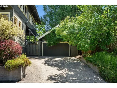 5606 SE Yamhill Street Portland OR 97215