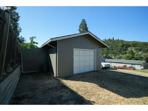 1732 Se Eddy Street Roseburg OR 97470