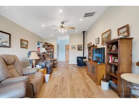 993 9th Street Tillamook OR 97141
