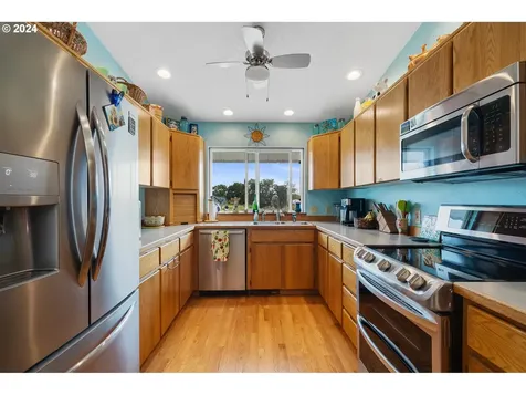 993 9th Street Tillamook OR 97141