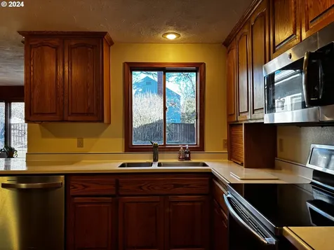 76481 Portal Drive Oakridge OR 97463