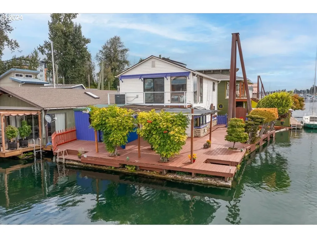 222 N Tomahawk Island Drive Portland OR 97217