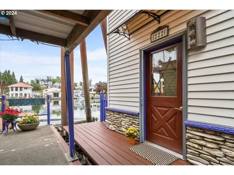 222 N Tomahawk Island Drive Portland OR 97217