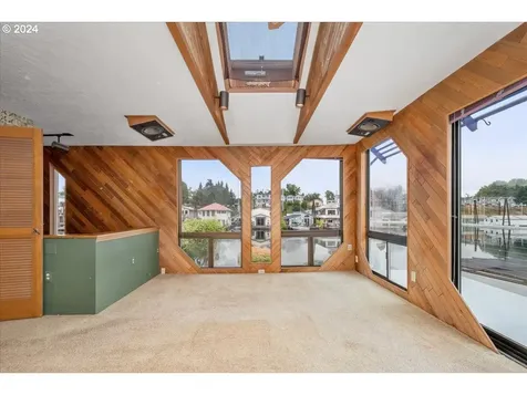 222 N Tomahawk Island Drive Portland OR 97217