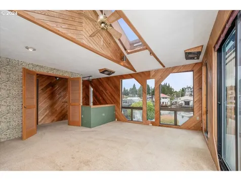 222 N Tomahawk Island Drive Portland OR 97217