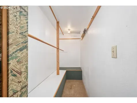 222 N Tomahawk Island Drive Portland OR 97217