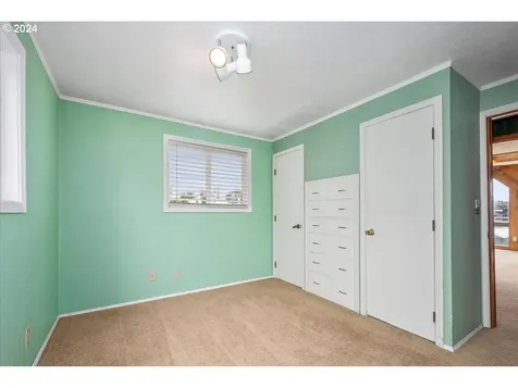 222 N Tomahawk Island Drive Portland OR 97217