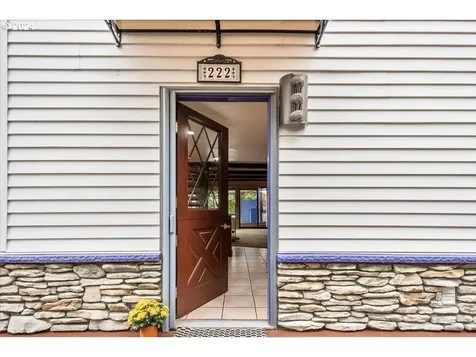 222 N Tomahawk Island Drive Portland OR 97217