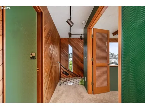 222 N Tomahawk Island Drive Portland OR 97217
