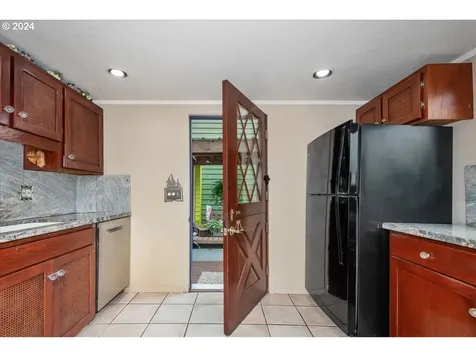 222 N Tomahawk Island Drive Portland OR 97217