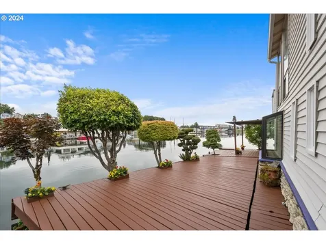222 N Tomahawk Island Drive Portland OR 97217