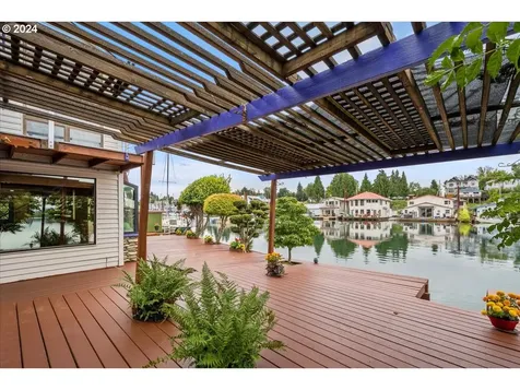 222 N Tomahawk Island Drive Portland OR 97217